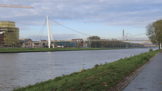 908502 Gezicht over het Amsterdam-Rijnkanaal te Utrecht, op de Dafne Schippersbrug, met links en rechts bebouwing in de ...